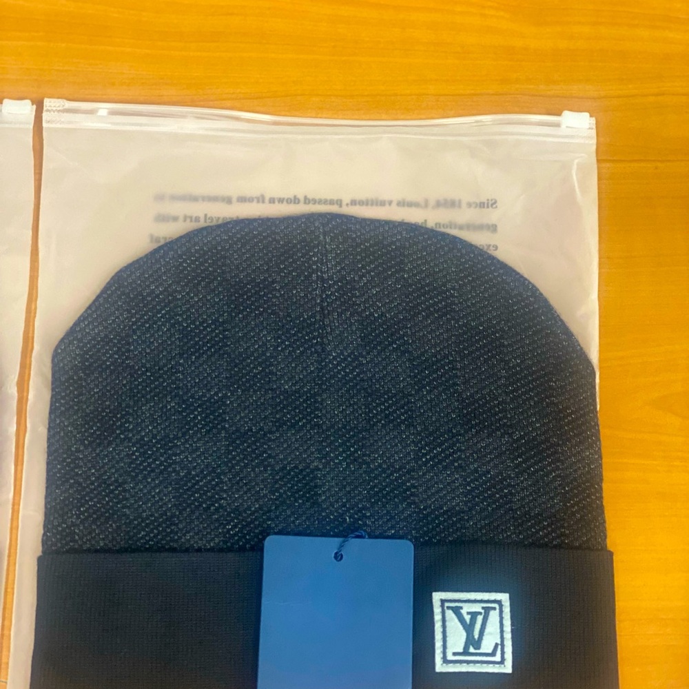 Lv monogram balck and grey checkered beanie.new